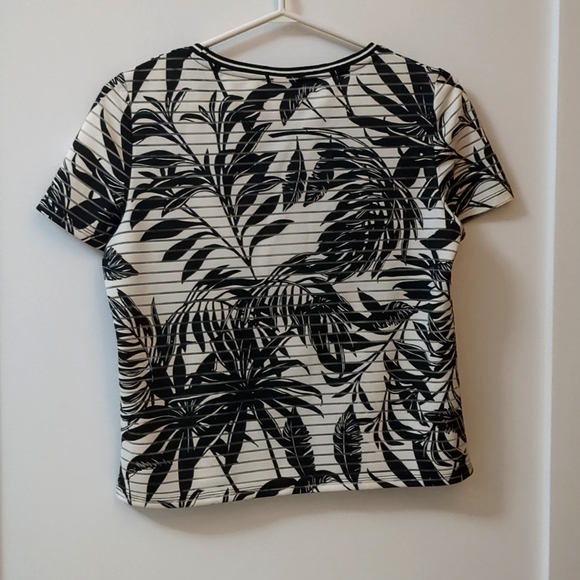 Vero Moda XS shirt. White with black leaves print. Excellent condition. - Picture 2 of 4